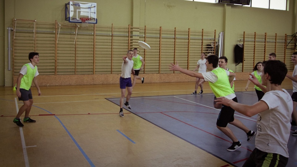 Gimnazjaliści i dzieciaki z podstawówek pod okiem instruktorów trenują Ultimate frisbee, czyli zespołowe rzucanie dyskiem, w którym nadrzędną zasadą jest fair play. Fot. Hanna Gołata