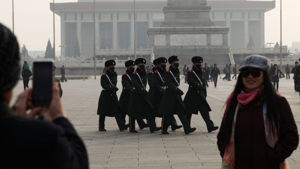 Żołnierze w maskach na Placu Tienanmen w Pekinie. Fot. PAP/EPA/ROLEX DELA PENA