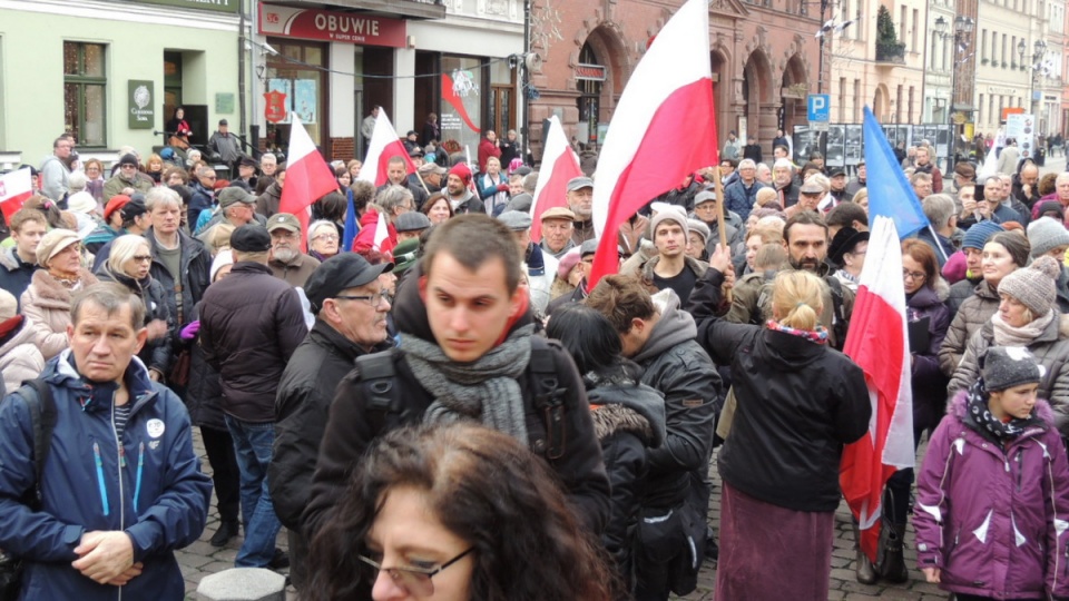 Manifestacja KOD na Rynku Staromiejskim w Toruniu. Fot. Adriana Andrzejewska