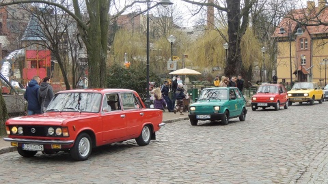 Stare fiaty, trabanty, garbusy i wiele innych starych samochodów można było zobaczyć na Wyspie Młyńskiej, a później na Starym Rynku w Bydgoszczy. Fot. Damian Klich