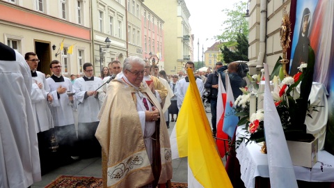 Główna procesja w Bydgoszczy prowadzona była przez ks. biskupa Jana Tyrawę