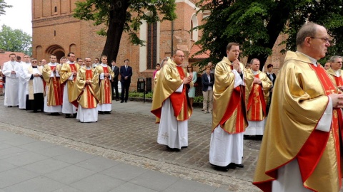 Główna procesja w Bydgoszczy przeszła z Katedry pw. św. Marcina i Mikołaja do Kościół Garnizonowy pw. NMP Królowej Pokoju. Fot. Agata Polcyn