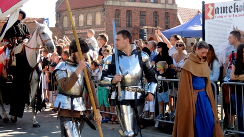 Przed bitwą, mieszkańcy Torunia mogli obserwować barwną paradę rycerzy. Fot. Stanisław Janowski