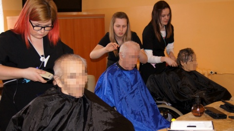 Darmowy fryzjer - iskierka dobroci od uczniów dla osób starszych, chorych i potrzebujących