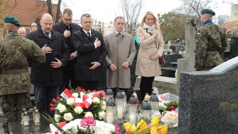 Rodzina i władze przy grobie Aleksandra Fedorowicza w Bydgoszczy