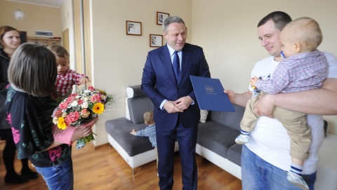 Prezydent Bydgoszczy wręczył pierwszą decyzję w programie Rodzina 500 plus