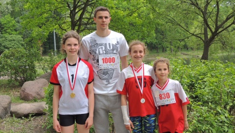Siatkarz biegał z dziećmi w Toruniu