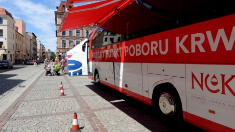 Krwiobus zaparkował na na Rynku Nowomiejskim w Toruniu