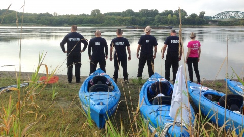 Policjanci wyruszyli kajakami do Gdańska. Płyną dla chorego dziecka [wideo]