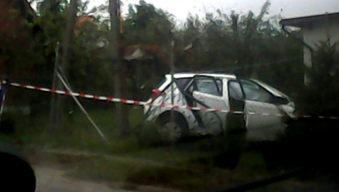Samochód uderzył w dom w Rozgartach