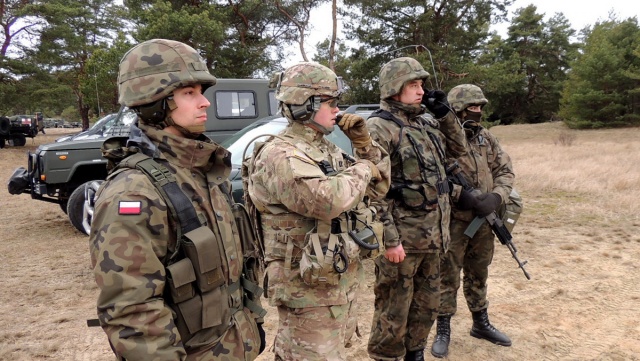 Polscy i amerykańscy żołnierze ćwiczą wspólnie na podtoruńskim poligonie