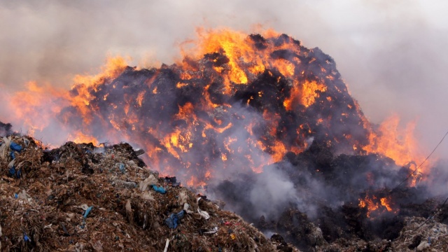 Pożar składowiska odpadów w Stalówce koło Nakła [zdjęcia]
