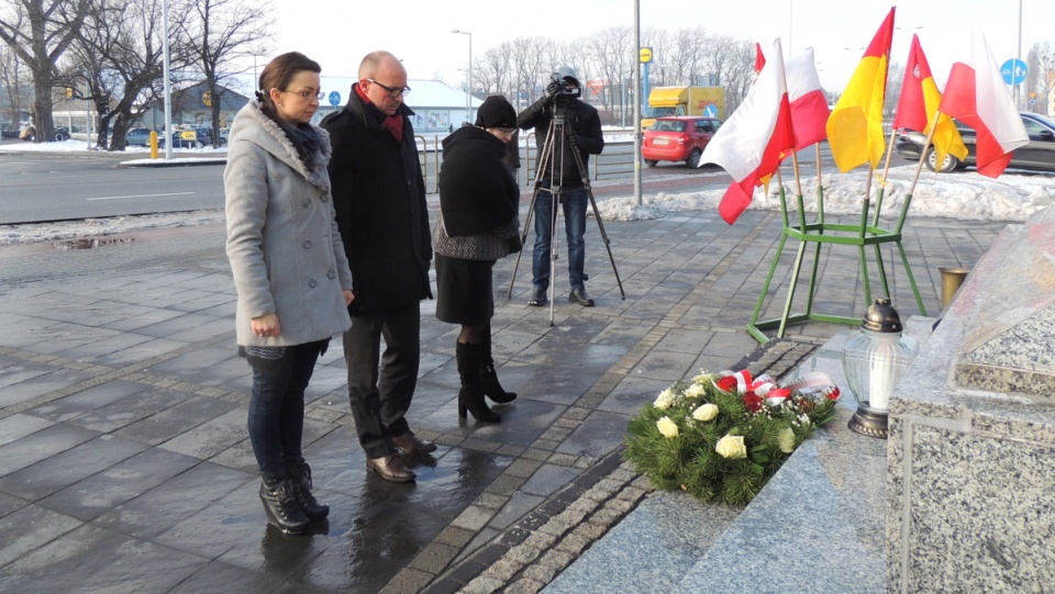 Prezydent Włocławka złożył kwiaty przy powstańczym krzyżu w Michelinie. Fot. Marek Ledwosiński