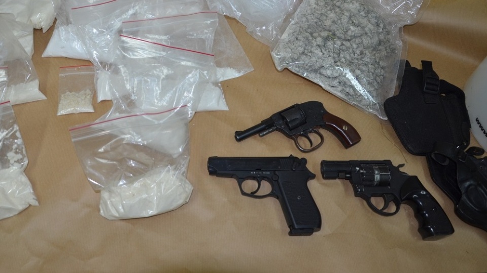 W innym z gospodarstw policjanci znaleźli i zabezpieczyli 1,5 kg amfetaminy, 1300 działek innych środków odurzających, 0,5 kg marihuany oraz 3 sztuki krótkiej broni. Fot. KPP w Rypinie