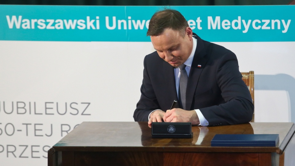 Prezydent Andrzej Duda podpisuje oświadczenie woli - zgodę na pobranie narządów. Fot. PAP/Rafał Guz