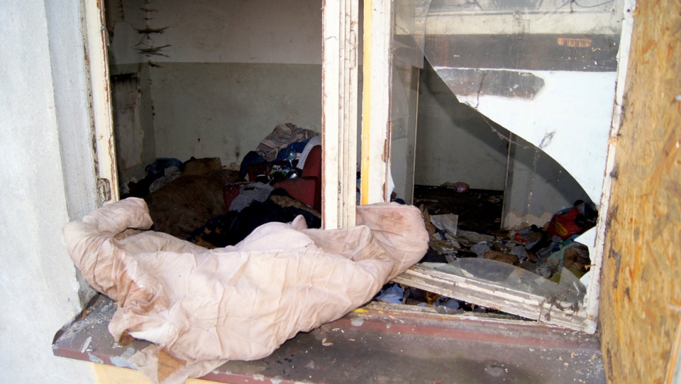 Warunki, w kótrych mieszka bezdomna kobieta. Fot. Henryk Żyłkowski