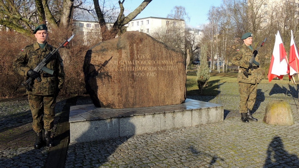 Uroczystość rocznicowa w Toruniu odbyła się pod pomnikiem "Ku czci poległych i pomordowanych przez hitlerowskiego najeźdźcę w latach 1939-1945". Fot. Michał Zaręba