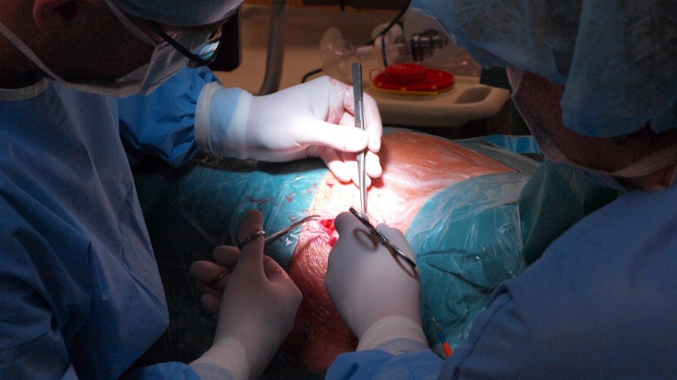 W roku 2016 bydgoski Szpital Wojskowy zamierza wykonać około 50 zabiegów chirurgicznego zmniejszenia żołądka. Fot. freeimages.com