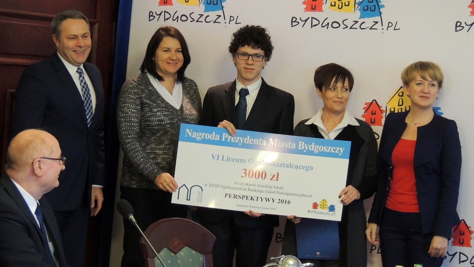 Przedstawiciele szkół, poza dyplomami, odebrali nagrody pieniężne od Urzędu Miasta. Fot. Agata Polcyn
