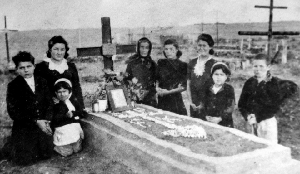 Wiosna 1046 r. Cmentarz w miejscowości Majkain-Zołoto w Kazachstanie. Rodzina Franciszka Kupczyka nad jego grobem, tuż przed powrotem do Polski po 6 latach od wywózki na Sybir. Fot. zbiory prywatne Marcina Kupczyka