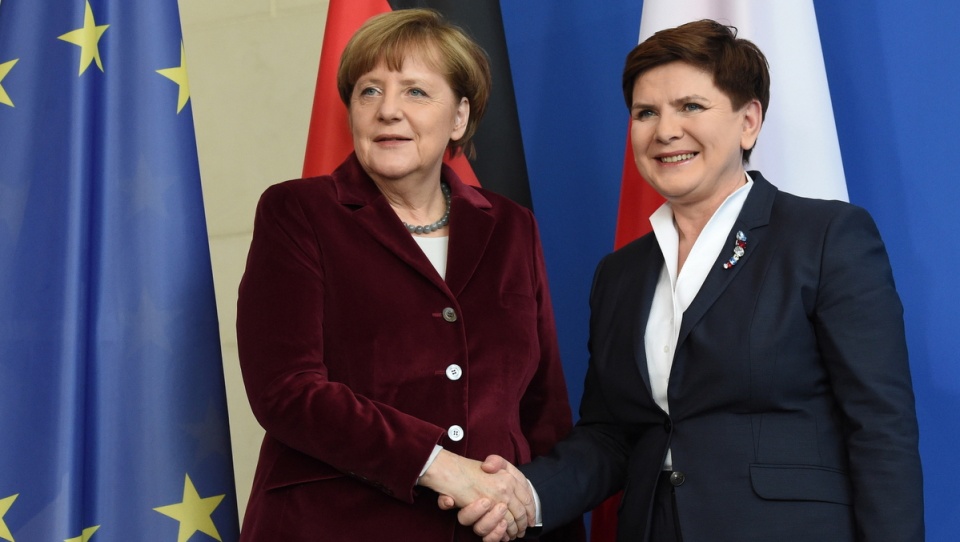 Premier Beata Szydło (P) i kanclerz Niemiec Angela Merkel (L) podczas konferencji prasowej po spotkaniu w Berlinie. Fot. PAP/Radek Pietruszka