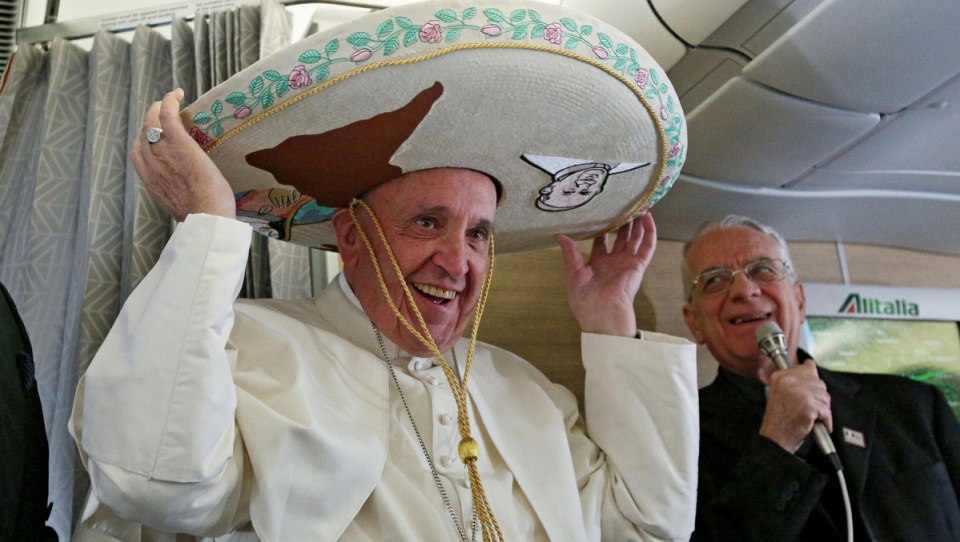 Franciszek dostał sombrero od meksykańskiej dziennikarki Valentiny Alazraki, które natychmiast założył. Fot. PAP/EPA/ALESSANDRO DI MEO / POOL