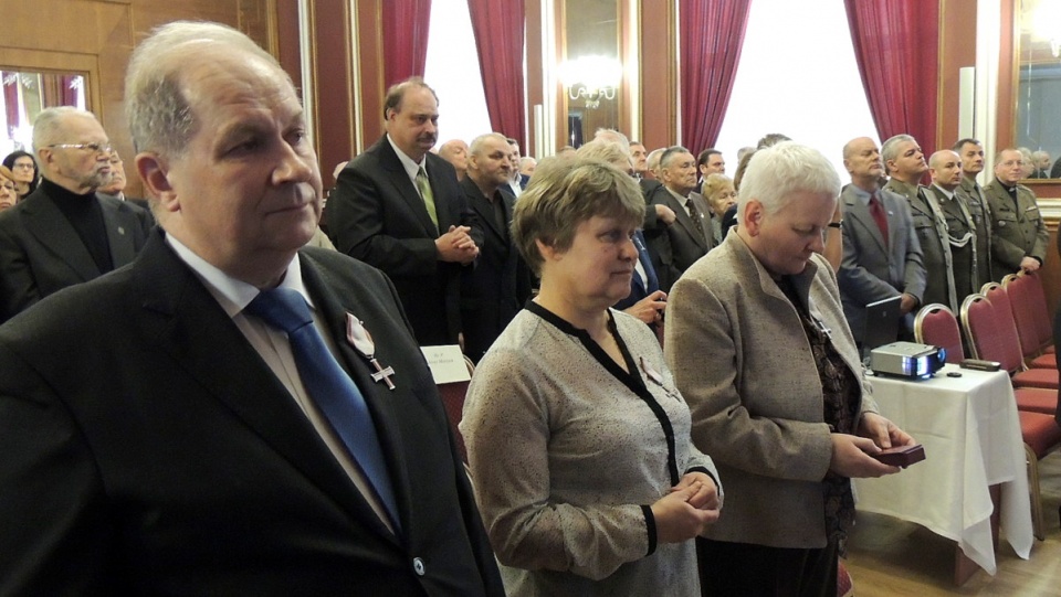 Szef IPN, dr Łukasz Kamiński wręczył Krzyże Wolności i Solidarności 27 działaczom opozycji z Kujaw i Pomorza. Fot. Maciej Wilkowski