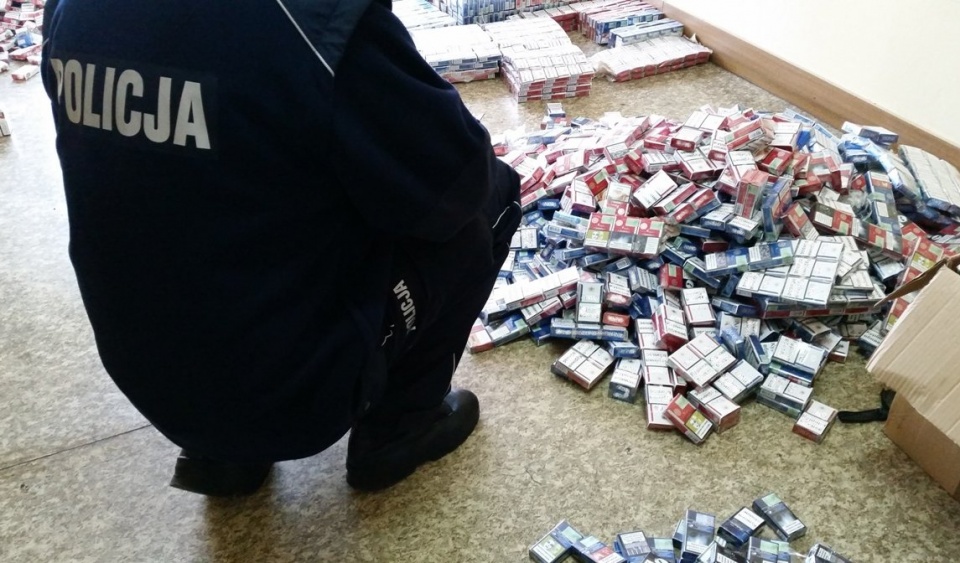 Policjanci ujawnili w jednym z garaży kilka tysięcy paczek papierosów bez znaków skarbowych akcyzy. Fot. Policja