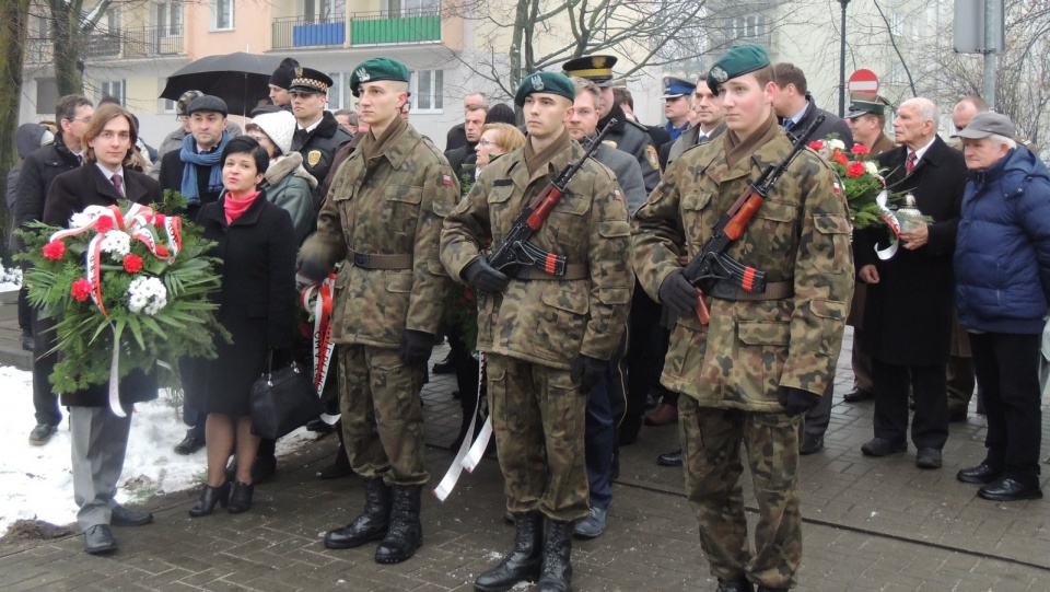 Ratusz zorganizował miejskie uroczystości przy pomniku Armii Krajowej. Fot. Marek Ledwosiński