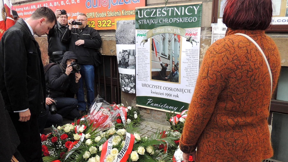 Przy ul. Dworcowej w Bydgoszczy zebrała się część dawnych działaczy Rolniczej Solidarności. Fot. Damian Klich