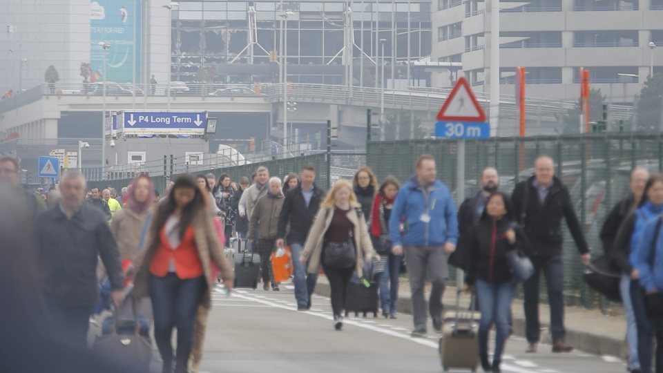 Ewakuacja pasażerów po eksplozji na lotnisku Zaventem w Brukseli. Fot. PAP/EPA