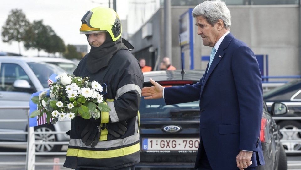 Sekretarz stanu USA John Kerry na lotnisku w Brukseli. Fot. PAP/EPA/FREDERIC SIERAKOWSKI / POOL