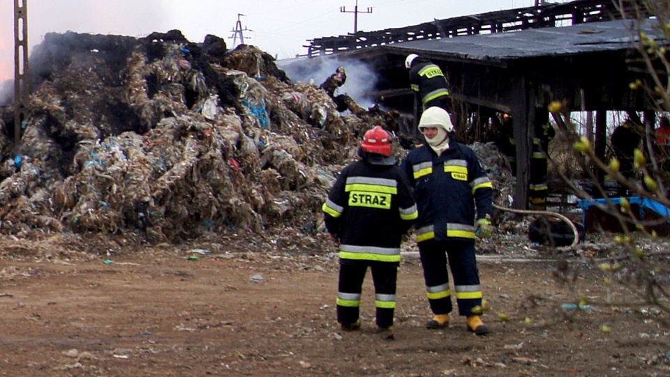 Na miejscu pożaru składowska odpadów w Stalówce cały czas obecni są strażacy. Fot. Henryk Żyłkowski