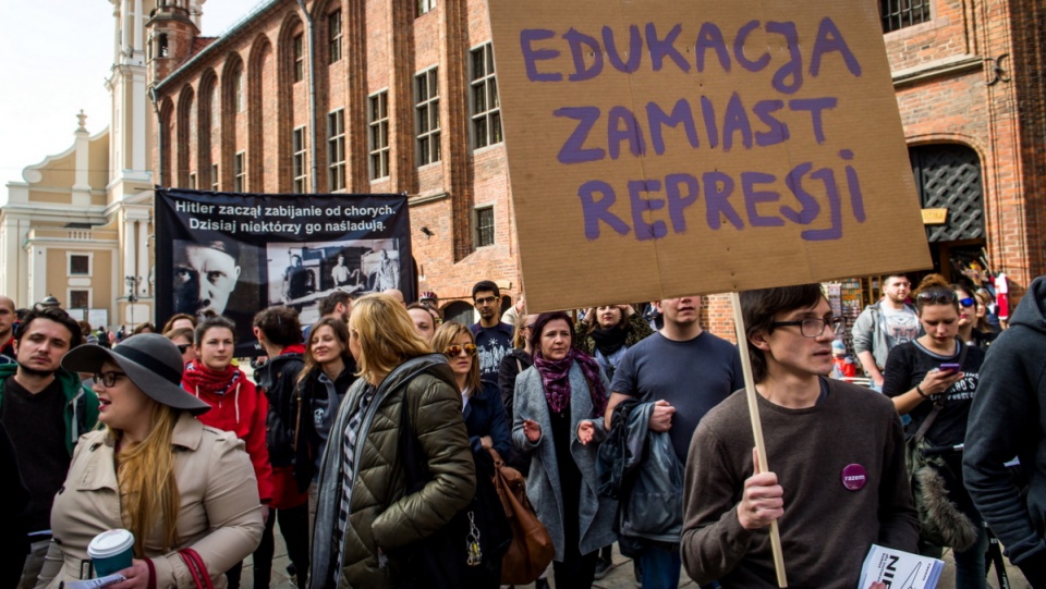 Uczestnicy manifestacji przeciwko ustawie antyaborcyjnej w Toruniu. Fot. PAP/Tytus Żmijewski