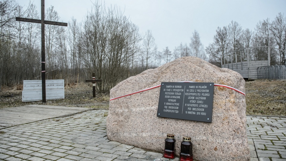Pomnik upamiętniający ofiary katastrofy samolotu prezydenckiego Tu-154M, na miejscu katastrofy w Smoleńsku. Fot. PAP/Wojciech Pacewicz