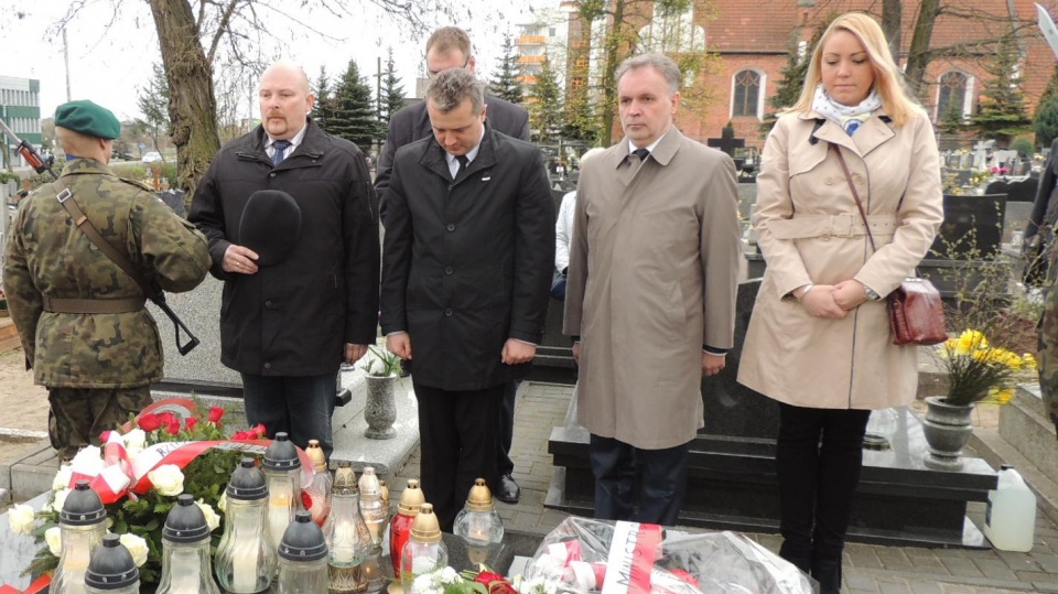 Dzisiaj wojewoda Mikołaj Bogdanowicz wraz z rodziną zmarłego złożyli kwiaty na grobie byłego tłumacza i dyplomaty. Fot. Damian Klich