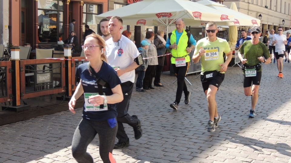 3 tys. biegaczy wystartowało 10-kilometrowym w biegu "Run Toruń - Zwiedzaj ze zdrowiem". Fot. Michał Zaręba