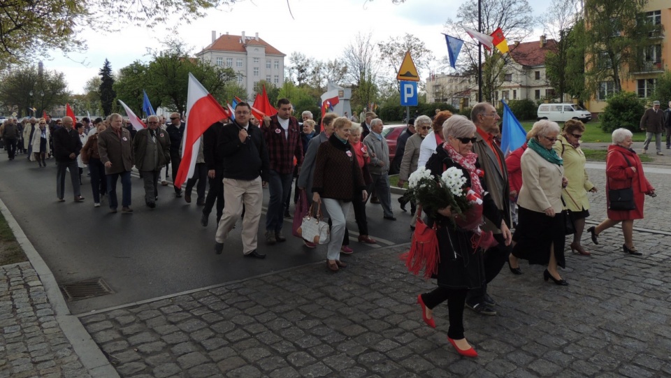 We Włocławku około dwustu osób wzięło udział w pierwszomajowym pochodzie, organizowanym przez Sojusz Lewicy Demokratycznej i pozostałe organizacje lewicowe działające w mieście. Fot. Marek Ledwosiński