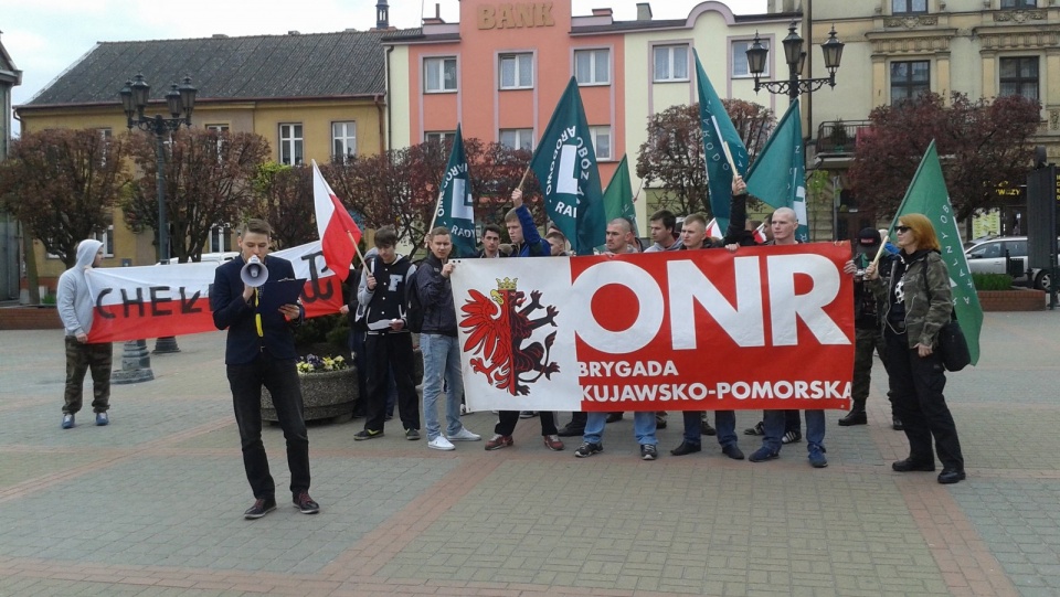 Manifestację w Chełmży zorganizowali: Obóz Narodowo-Radykalny i Młodzież Wszechpolska. Fot. Michał Zaręba
