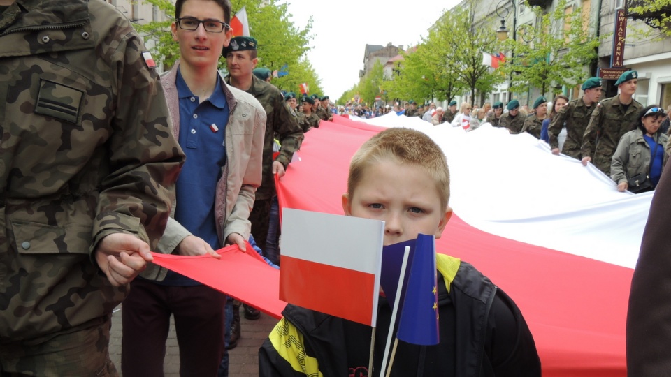 7-letni włocławianin z dumą pomaga nieść 50-metrową flagę. Fot. Marek Ledwosiński