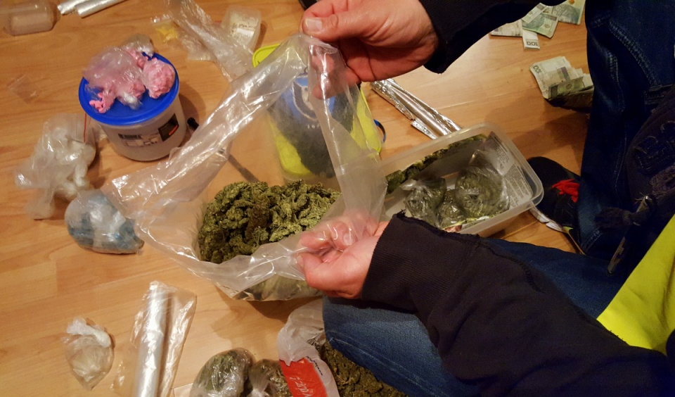 Narkotyki znalezione w mieszkaniu na Błoniu. Fot. KMP Bydgoszcz
