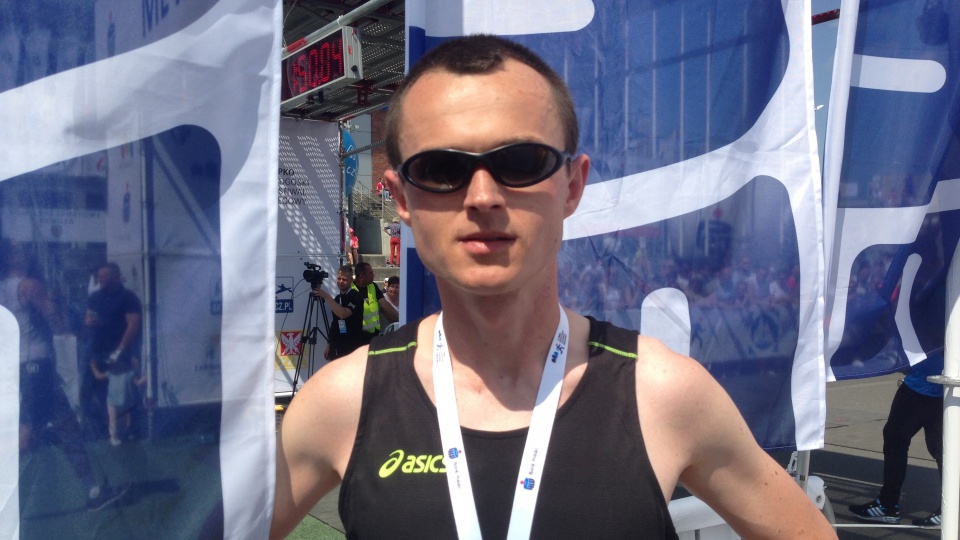 Kamil Nartowski z Torunia, zwycięzca półmaratonu. Fot. Tomasz Kaźmierski