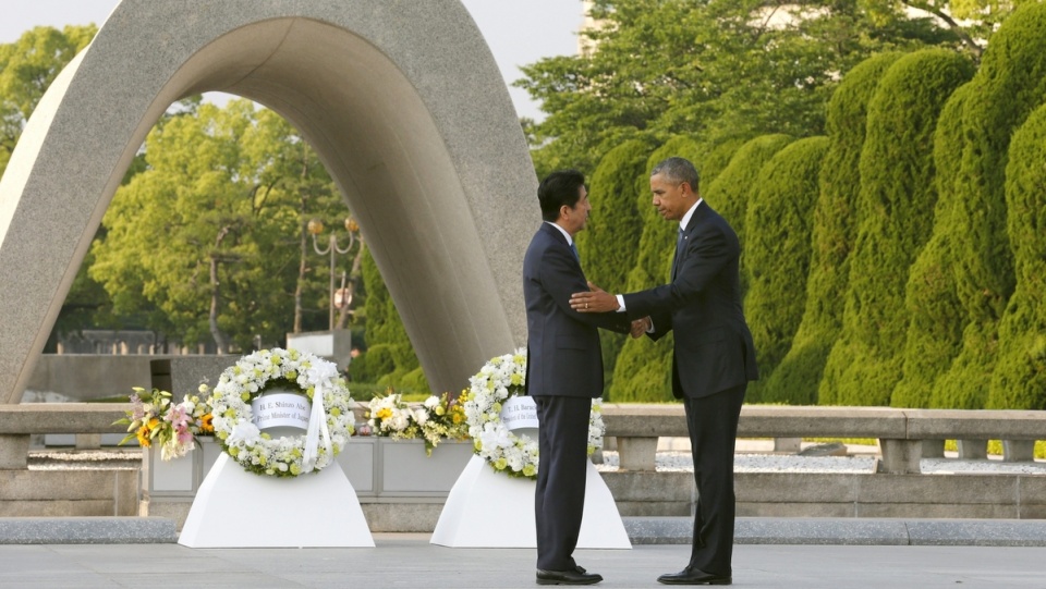 Prezydent USA Barack Obama i premier Japonii Shinzo Abego. PAP/EPA/KIMIMASA MAYAMA / POOL