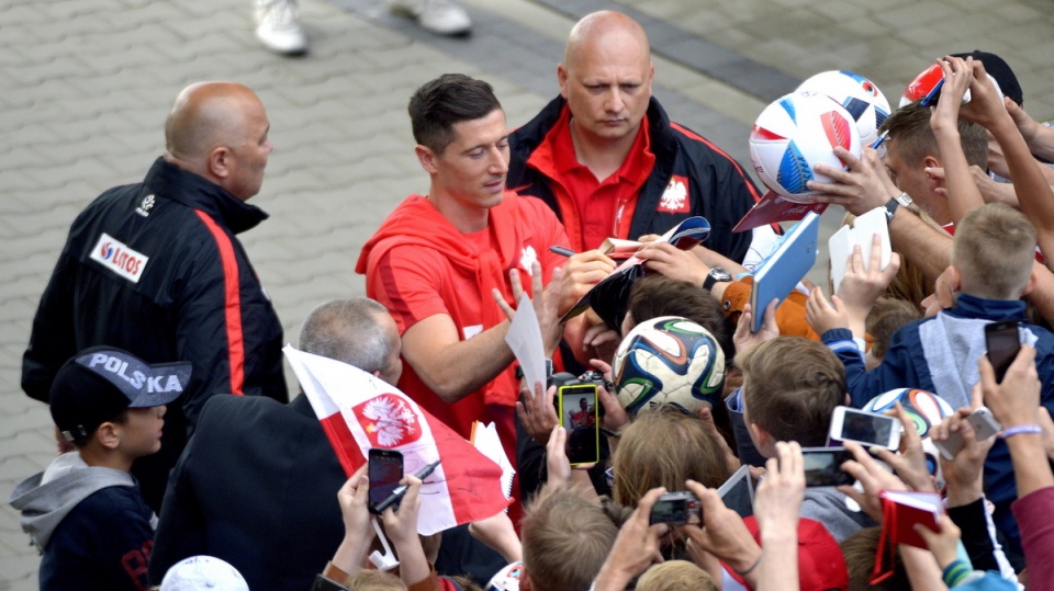 Piłkarz reprezentacji Polski Robert Lewandowski (L) rozdaje autografy przed treningiem w ośrodku wypoczynkowym w Arłamowie. Fot. PAP/Darek Delmanowicz