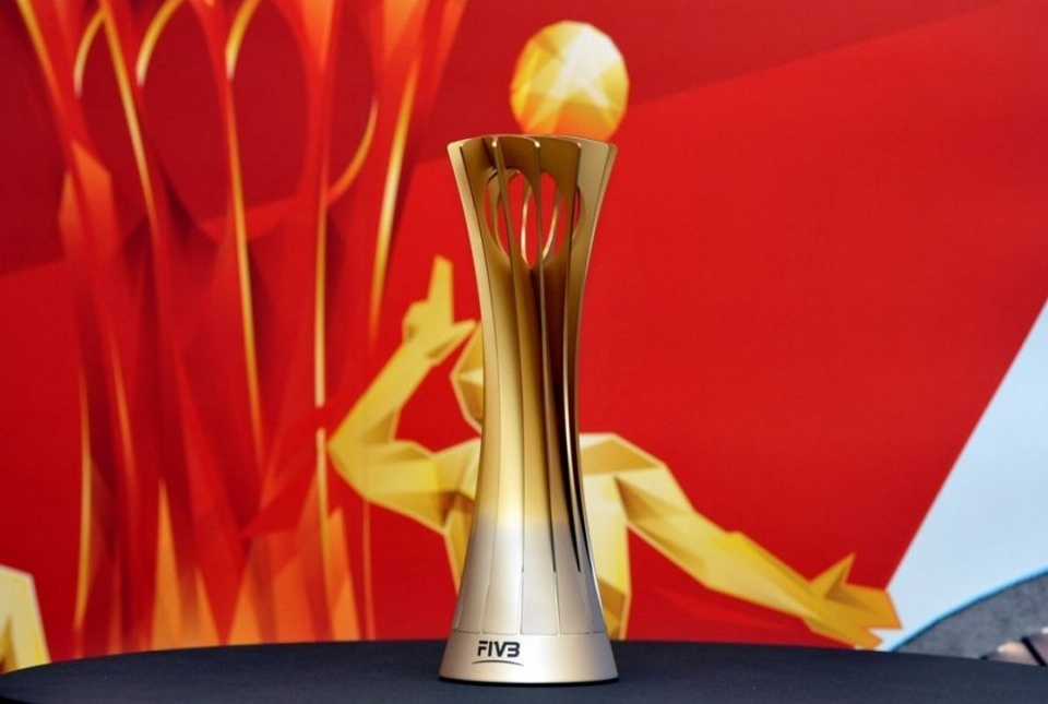 Puchar, który polscy siatkarze wywalczyli w mistrzostwach świata w 2014 roku, wystawiony jest dla zainteresowanych w Centrum Handlowo-Rozrywkowym Toruń Plaza. Fot. FIVB/plazagotyku.pl