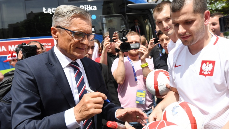 Trener piłkarskiej reprezentacji Polski Adam Nawałka rozdaje autografy po przyjeździe kadry do hotelu Barriere L
