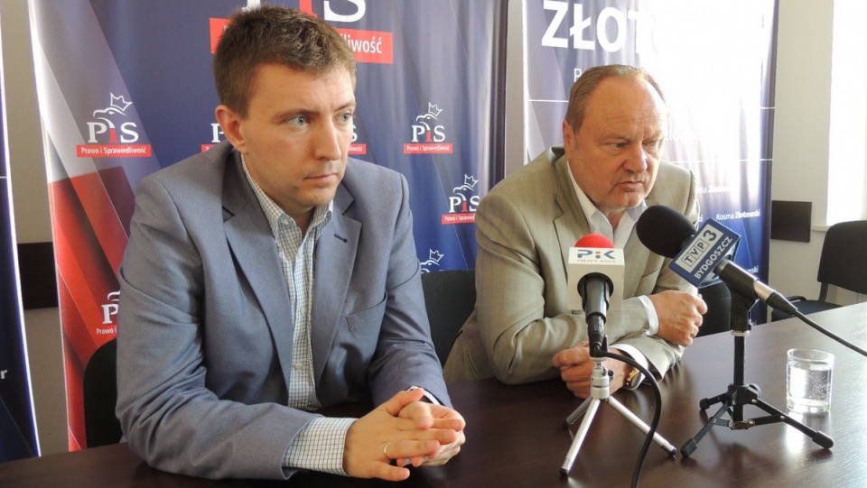 Od lewej posłowie PiS: Łukasz Schreiber i Janusz Szewczak. Fot. Damian Klich