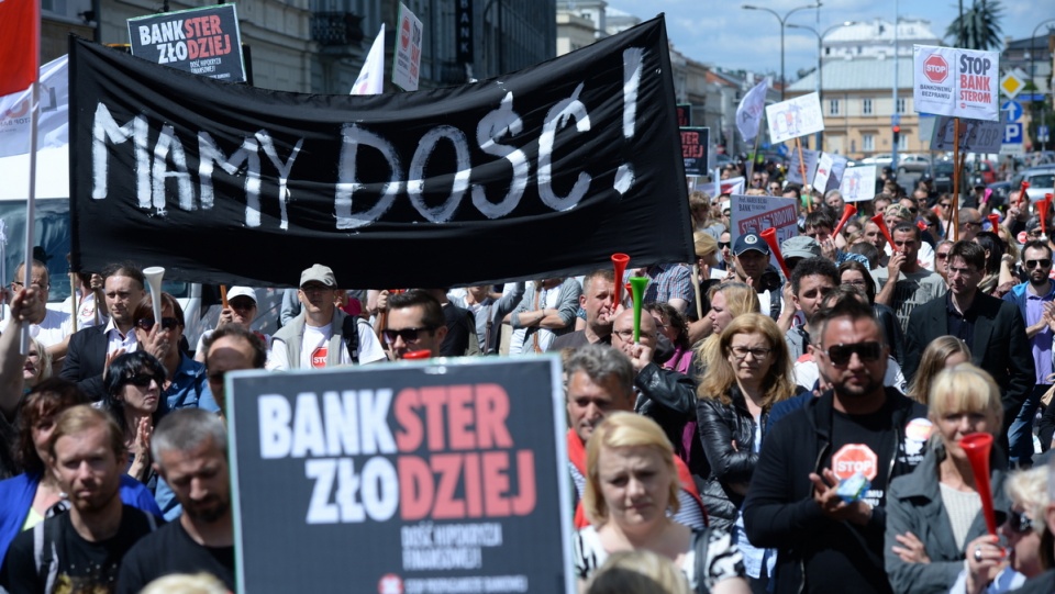 Ogólnopolska manifestacja tzw. frankowiczów - osób poszkodowanych przez banki, przeszła ulicami Warszawy, 11 bm. Protest zorganizowany został przez ruch społeczny - "Stop Bankowemu Bezprawiu". PAP/Jacek Turczyk