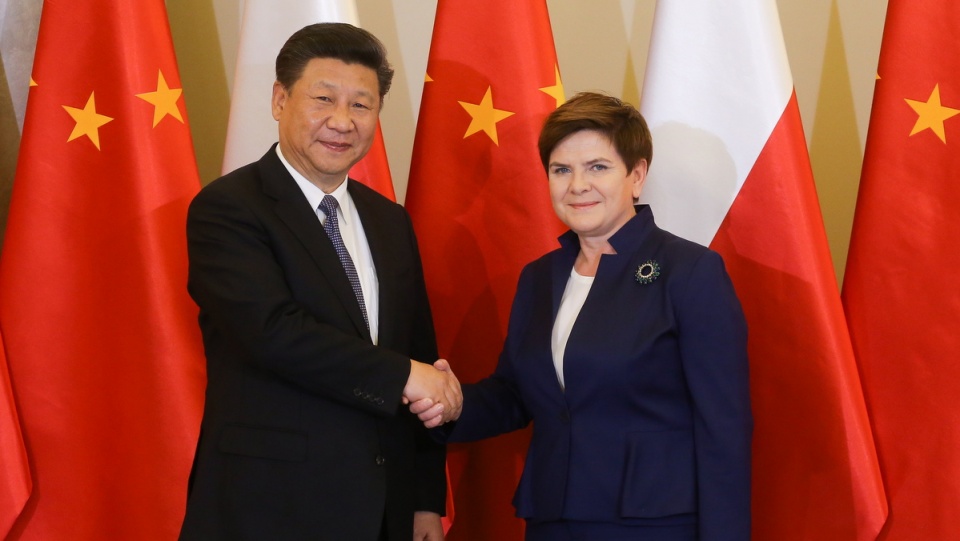 Premier Beata Szydło i przewodniczący Chińskiej Republiki Ludowej Xi Jinping, podczas ceremonii powitania w KPRM w Warszawie. Fot. PAP/Paweł Supernak