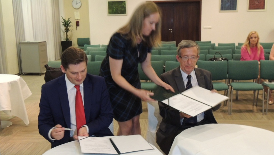 Sekretarz stanu w MON Bartosz Kownacki i prof. Piotr Malinowski, prorektor UKW podpisują aneks do umowy. Fot. Damian Klich